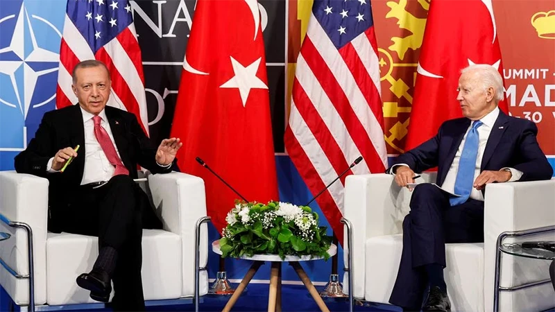 Tổng thống Mỹ Joe Biden gặp người đồng cấp Thổ Nhĩ Kỳ Recep Tayyip Erdogan trong Hội nghị cấp cao NATO tại Madrid, Tây Ban Nha, ngày 29/6/2022. (Ảnh: Reuters)