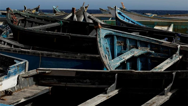 Những chiếc tàu gỗ được người di cư dùng làm phương tiện để tới quần đảo Canary, ngày 7/6/2022. (Ảnh: Reuters)