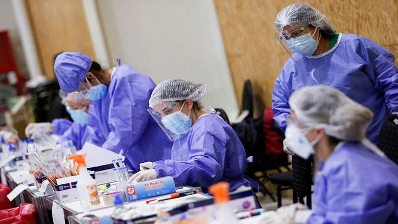 Nhân viên y tế tại trung tâm xét nghiệm Covid-19 tại Argentina, ngày 6/1/2022. (Ảnh: Reuters)
