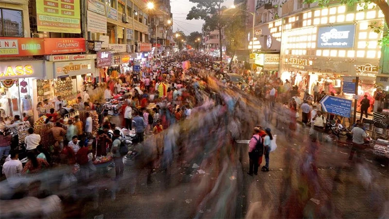 Một khu chợ đông đúc tại Mumbai, Ấn Độ, tháng 10/2022. (Ảnh: Reuters)