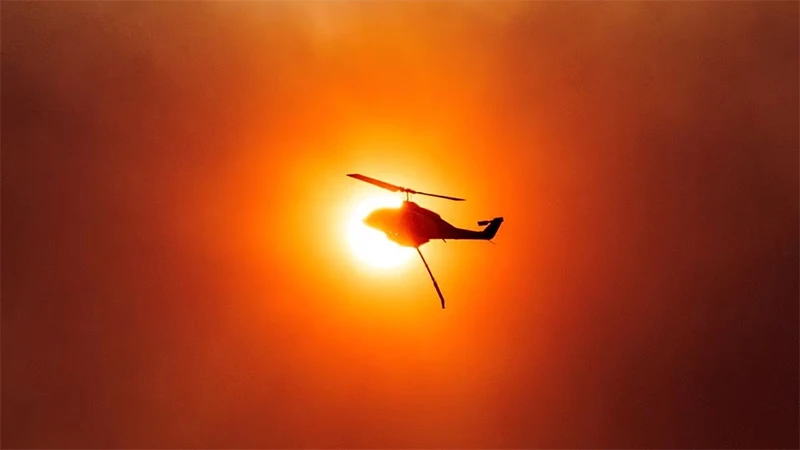 Trực thăng tham gia dập đám cháy rừng tại Mandra, Hy Lạp, ngày 18/7/2023. (Ảnh: Reuters)