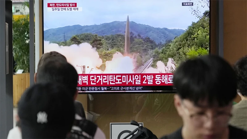Người dân tại Seoul, Hàn Quốc, theo dõi bản tin về vụ phóng tên lửa của Triều Tiên ngày 19/7/2023. (Ảnh: AP)