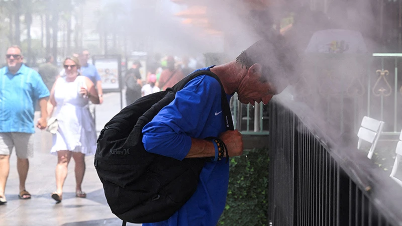 Người đàn ông làm mát cơ thể trong thời tiết nắng nóng gay gắt tại thành phố Las Vegas, Mỹ, ngày 17/7/2023. (Ảnh: Reuters)