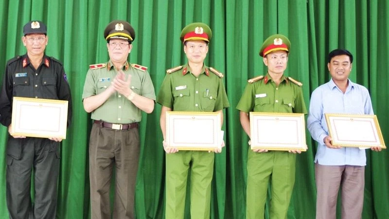 Thiếu tướng Lê Vinh Quy, Giám đốc Công an tỉnh Đắk Lắk trao tặng Giấy khen cho các tập thể, cá nhân. (Ảnh: Công an cung cấp)