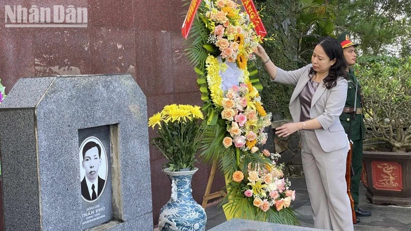 Phó Chủ tịch nước Võ Thị Ánh Xuân dâng hoa tại khu mộ cố Tổng Bí thư Trần Phú.
