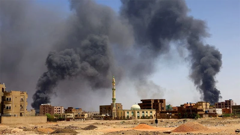 Khói bốc lên sau khi xảy ra giao tranh giữa RSF và quân đội tại Bắc Khartoum, Sudan, ngày 1/5/2023. (Ảnh: Reuters)