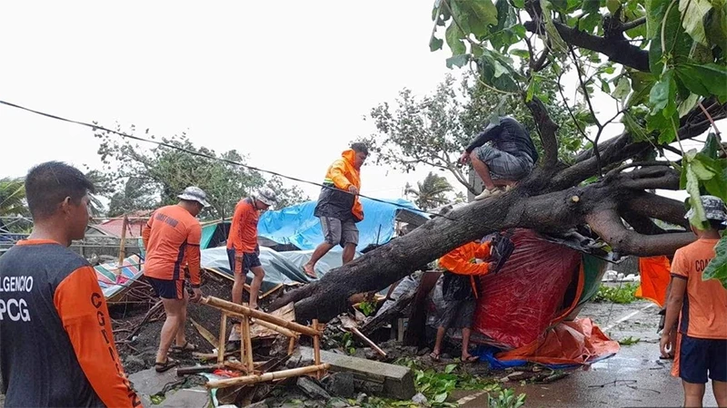 Lực lượng bảo vệ bờ biển Philippines dọn dẹp cây đổ trên tuyến đường tại tỉnh Cagayan, ngày 26/7, sau khi bão Doksuri đổ bộ. (Ảnh: Lực lượng bảo vệ bờ biển Philippines)