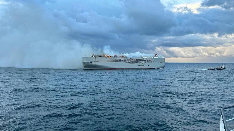 Tàu chở hàng Fremantle Highway bốc cháy trên biển ngày 26/7/2023. (Ảnh: Lực lượng Bảo vệ Bờ biển Hà Lan)