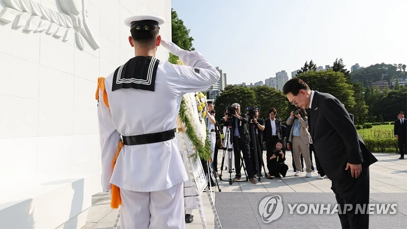 Tổng thống Yoon Suk Yeol đặt vòng hoa tại Đài tưởng niệm các lực lượng Liên hợp quốc, tại thành phố Busan, ngày 27/7/2023. (Ảnh: Yonhap)