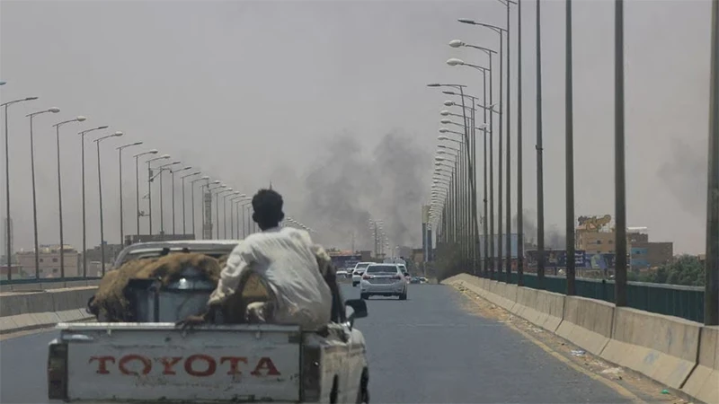 Khói bốc lên tại Omdurman, gần Halfaya Bridge, trong lúc xảy ra giao tranh giữa RSF và quân đội Sudan tại Khartoum, ngày 15/4/2023. (Ảnh: Reuters)