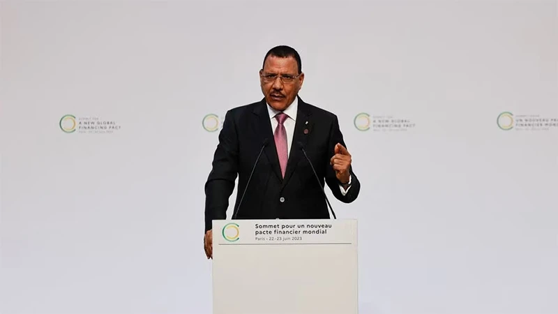 Tổng thống Niger Mohamed Bazoum phát biểu tại Hội nghị thượng đỉnh Tài chính toàn cầu mới, diễn ra ở Paris, ngày 22/6/2023. (Ảnh: Reuters)