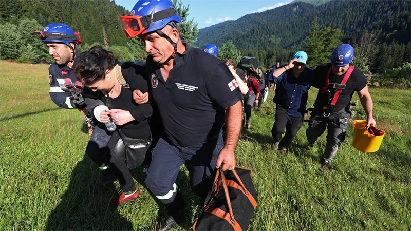 Nhân viên cứu nạn sơ tán người dân ra khỏi khu vực chịu ảnh hưởng của vụ sạt lở tại vùng Racha, Gruzia, ngày 4/8/2023. (Ảnh: Reuters)