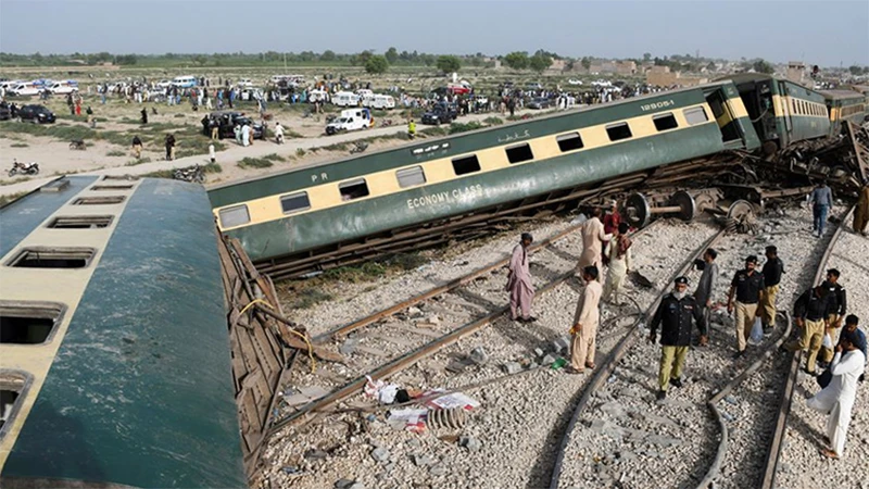 Hiện trường vụ tai nạn tại tỉnh Sindh, Pakistan, ngày 6/8/2023. (Ảnh: Reuters)