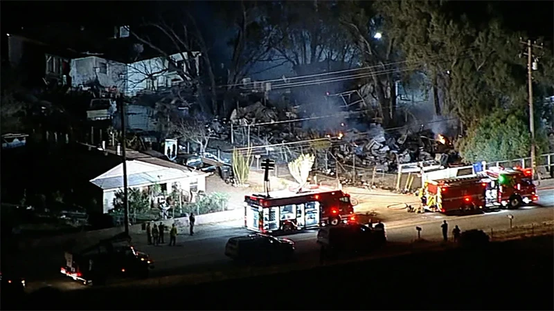 Lực lượng phản ứng nhanh làm nhiệm vụ tại hiện trường vụ rơi trực thăng tại hạt Riverside, bang California, Mỹ, ngày 6/8. (Ảnh: CNN)