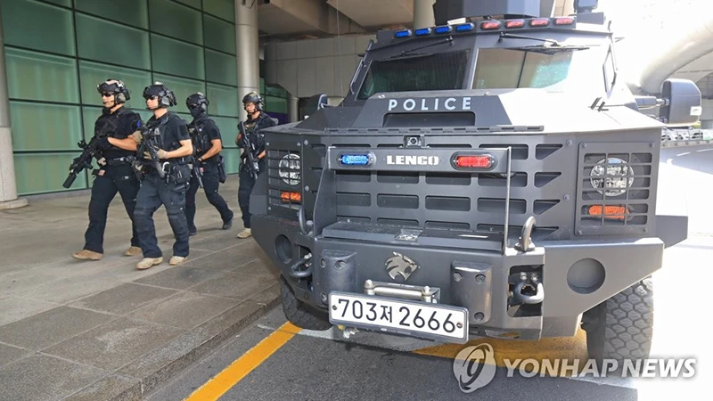 Đội cảnh sát đặc nhiệm và xe cảnh sát tuần tra Sân bay quốc tế Jeju, ngày 6/8/2023. (Ảnh: Yonhap)