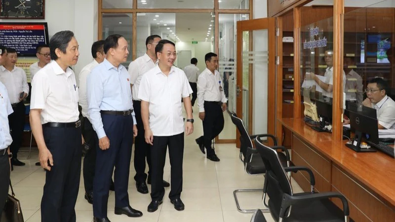 Lãnh đạo Hội đồng nhân dân thành phố Hà Nội kiểm tra bộ phận "Một cửa" của Sở Nội vụ.