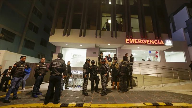 Cảnh sát bảo vệ bệnh viện tiếp nhận những người bị thương sau vụ ám sát ứng viên Tổng thống Ecuador Fernando Villavicencio, ngày 9/8/2023. (Ảnh: Reuters)