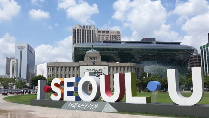Tòa thị chính Seoul nhìn từ quảng trường Seoul. (Ảnh: Yonhap)