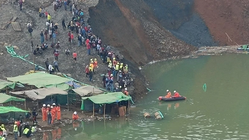 Hoạt động cứu nạn sau khi xảy ra sạt lở tại mỏ ngọc bích ở Hpakant, bang Kachin, Myanmar, ngày 22/12/2021. (Ảnh: Reuters)