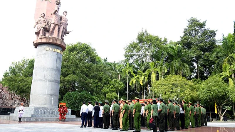 Các đại biểu dâng hoa tại tượng đài Bảo vệ an ninh Tổ quốc.