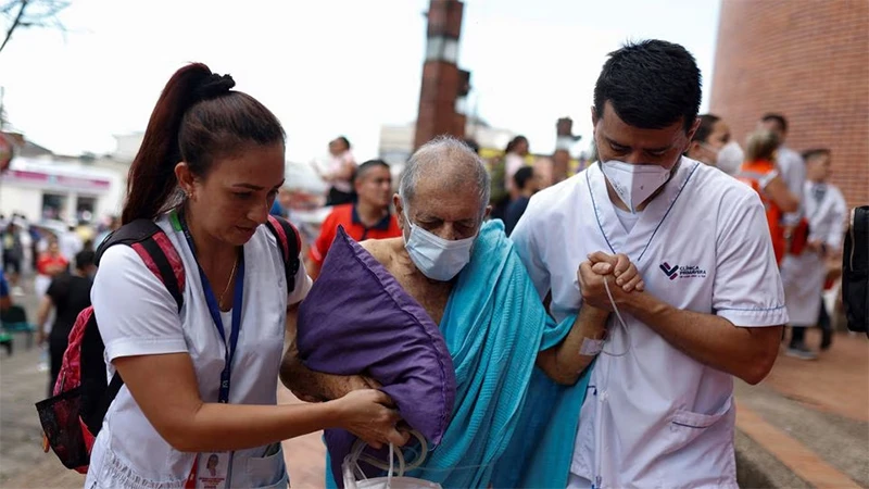 Nhân viên y tế của Bệnh viện Primavera (Colombia) sơ tán bệnh nhân sau khi xảy ra động đất tại Villavicencio, ngày 17/8/2023. (Ảnh: Reuters)