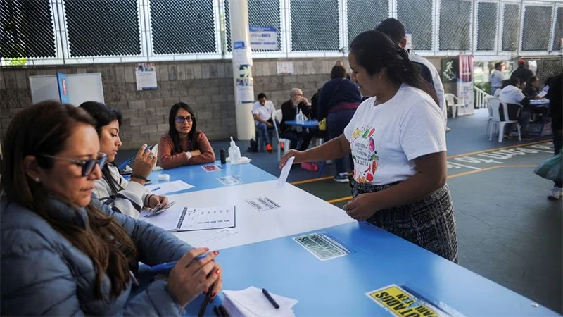 Người dân bỏ phiếu bầu tại Guatemala City, Guatemala, ngày 20/8/2023. (Ảnh: Reuters)