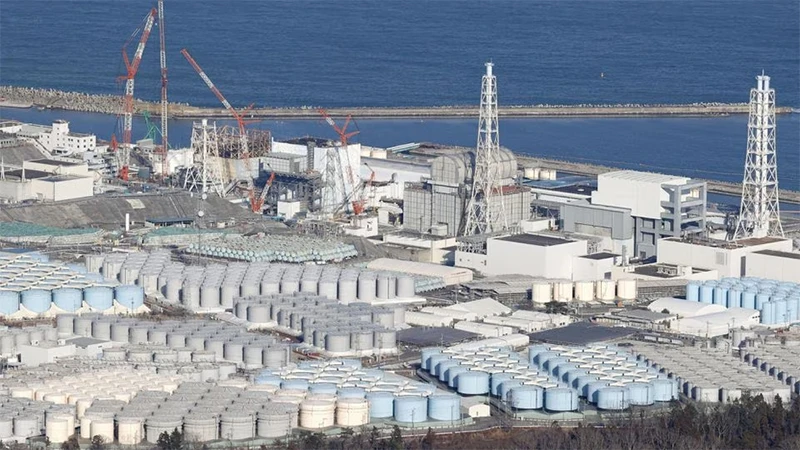 Thùng chứa nước nhiễm phóng xạ đã qua xử lý từ nhà máy điện hạt nhân Fukushima, ngày 22/8/2023. (Ảnh: Kyodo)