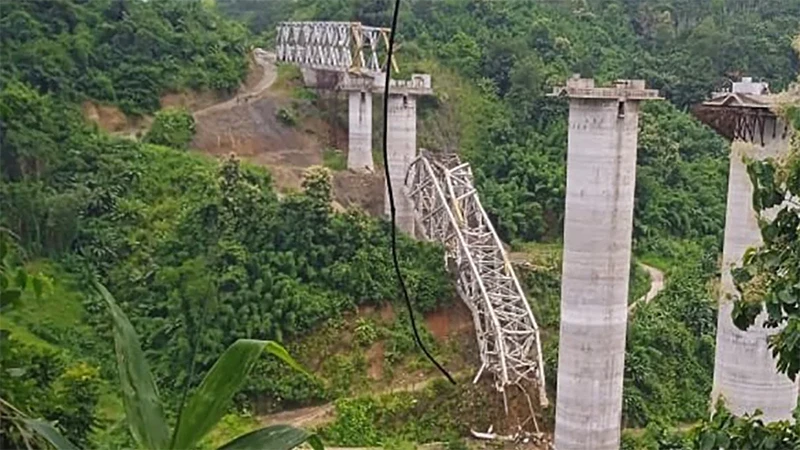 Hiện trường vụ sập cầu đường sắt tại bang Mizoram, Ấn Độ, ngày 23/8/2023. (Ảnh: CNN)