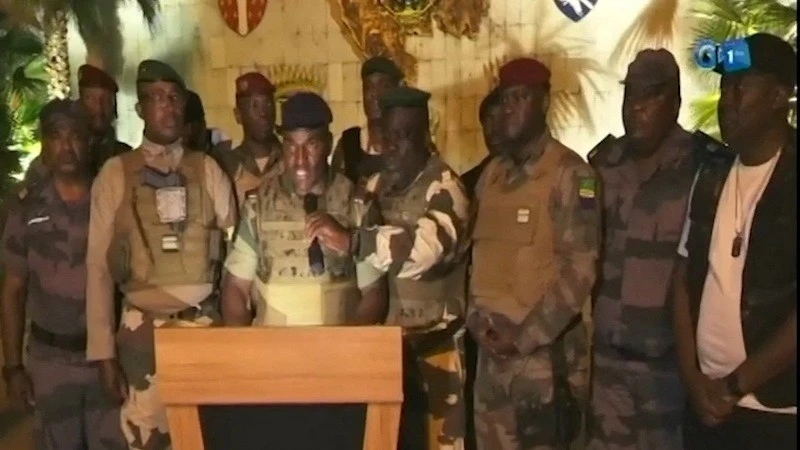 Đại diện quân đội Gabon thông báo về vụ đảo chính trong đoạn video phát trên truyền hình ngày 30/8/2023. (Nguồn: Gabon 1ere/Reuters)