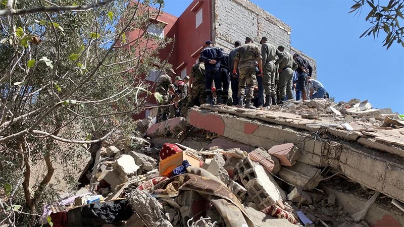 Lực lượng cứu nạn triển khai hoạt động tìm kiếm các nạn nhân của trận động đất, tại Amizmiz, Maroc, ngày 9/9/2023. (Ảnh: Reuters) 