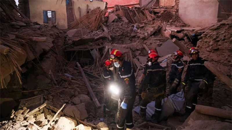 Lực lượng cứu nạn đưa thi thể nạn nhân ra khỏi đống đổ nát tại Amizmiz, Maroc, ngày 10/9/2023. (Ảnh: Reuters)