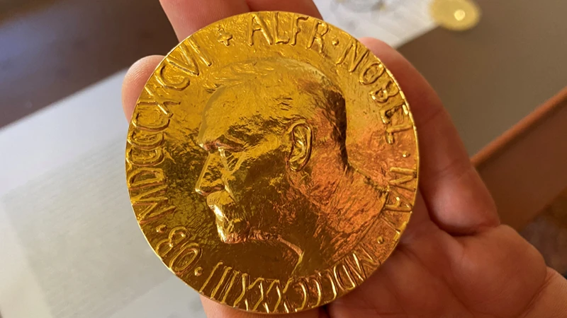 Mẫu huy chương giải Nobel được trưng bày bên trong Viện Nobel tại Na Uy. (Ảnh: Reuters)