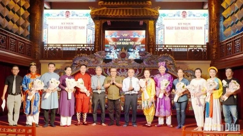 Lãnh đạo Trung tâm Bảo tồn di tích cố đô Huế và Hội nghệ sĩ Sân khấu Thừa Thiên Huế tặng hoa chúc mừng các nghệ sĩ đoạt giải cao trong các cuộc thi năm 2023. (Ảnh: LM)