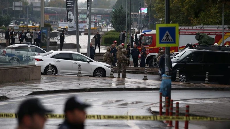 Lực lượng Cảnh sát đặc nhiệm của Thổ Nhĩ Kỳ bảo vệ khu vực gần Bộ Nội vụ nước này sau vụ đánh bom tại Ankara, ngày 1/10/2023. (Ảnh: Reuters)