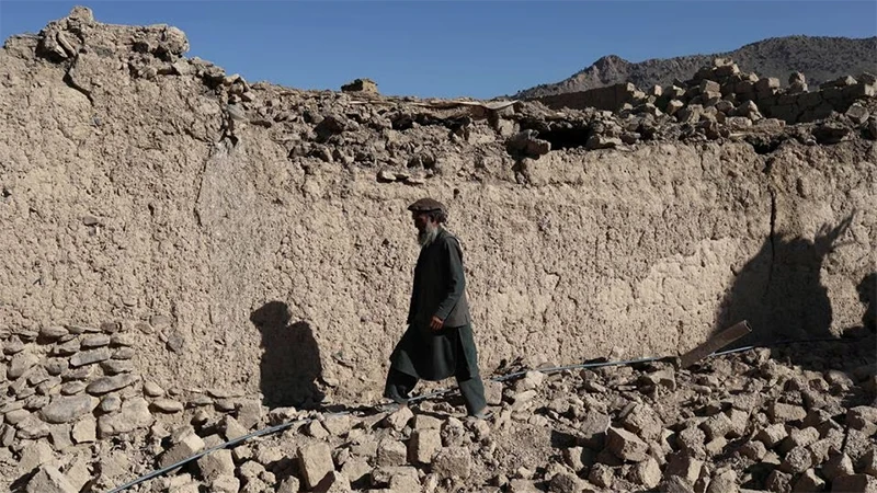 Người đàn ông đi trên nền của ngôi nhà bị sập sau trận động đất tại tỉnh Paktika, Afghanistan, tháng 6/2022. (Ảnh: Reuters) 