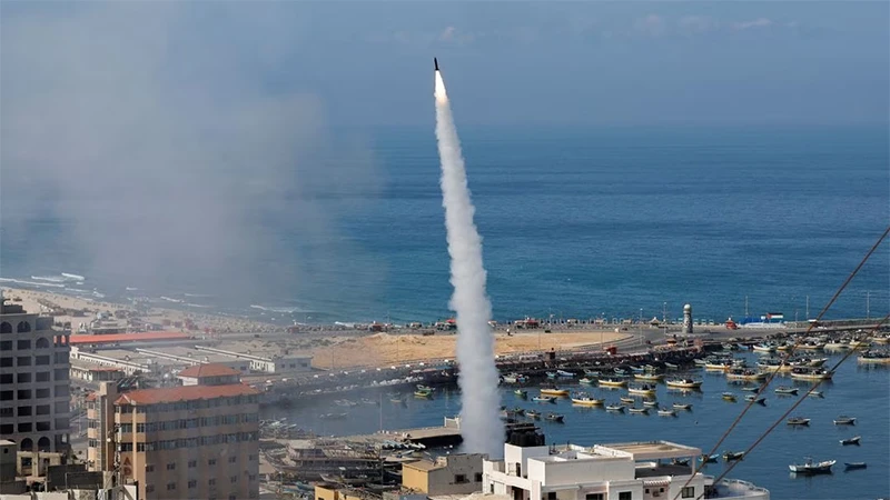 Rocket bắn từ Dải Gaza vào lãnh thổ Israel, ngày 7/10/2023. (Ảnh: TTXVN)