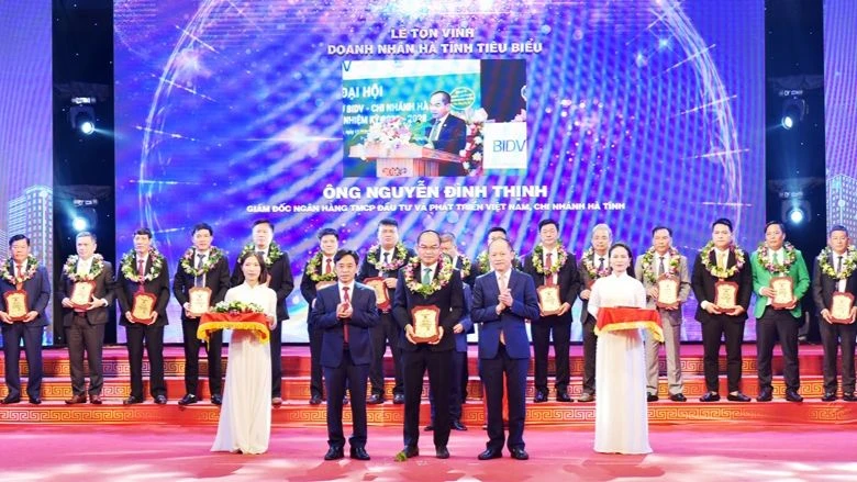 Các đồng chí lãnh đạo tỉnh Hà Tĩnh vinh danh các Doanh nhân Hà Tĩnh tiêu biểu năm 2023.