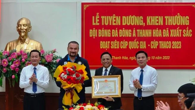 Lãnh đạo tỉnh Thanh Hóa trao tặng Bằng khen cho Đội bóng đá Đông Á Thanh Hóa.