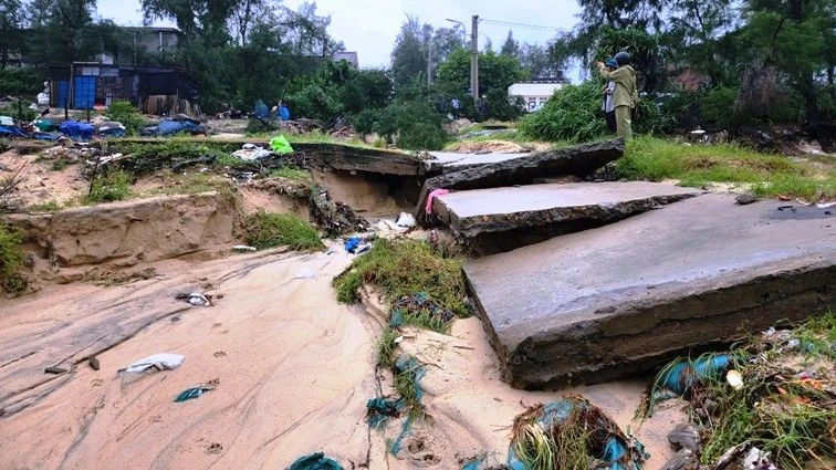 Đường dân sinh tại xã Phú Diên (huyện Phú Vang) bị sạt lở nghiêm trọng do mưa lớn những ngày qua.