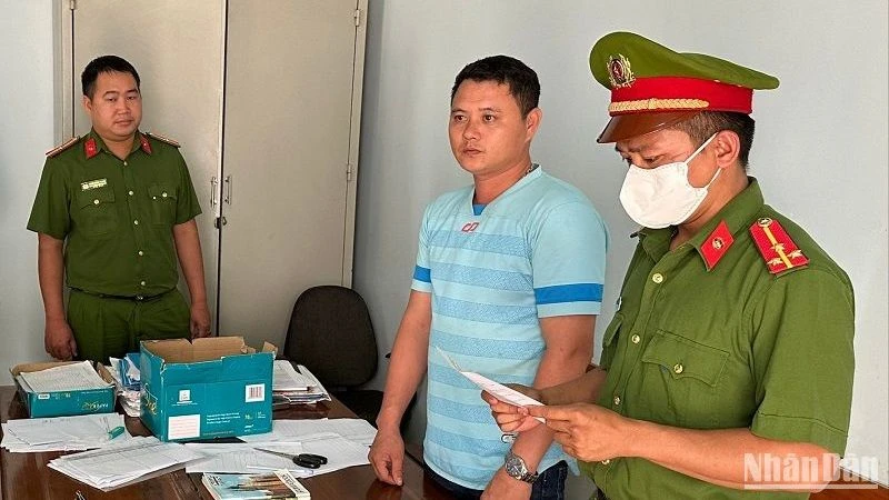 Công an huyện Đắk Mil tống đạt các quyết định tố tụng đối với Nguyễn Thành Trung (mặc áo thun xanh sọc ngang).