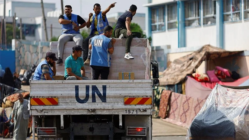 Nhân viên của Liên hợp quốc phát viện trợ cho người Palestine tại phía nam Dải Gaza, ngày 23/10/2023. Ảnh: Reuters