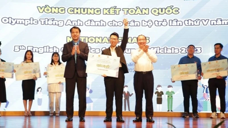 Thí sinh Phạm Việt Cường (ở giữa) nhận giải nhất chung cuộc. 