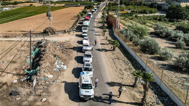 Đoàn xe tải chở hàng viện trợ di chuyển từ Ai Cập qua cửa khẩu Rafah vào Dải Gaza, ngày 21/10/2023. Ảnh: AFP/TTXVN 