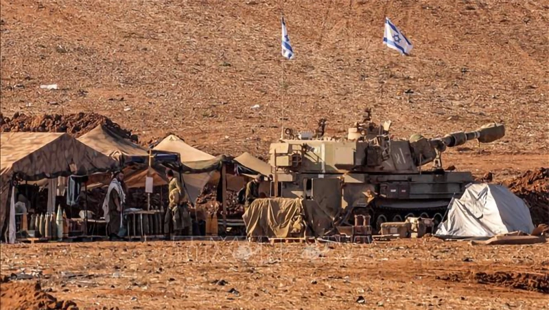 Binh sĩ Israel gác dọc khu vực biên giới với dải Gaza, ngày 3/11/2023. Ảnh: AFP/TTXVN