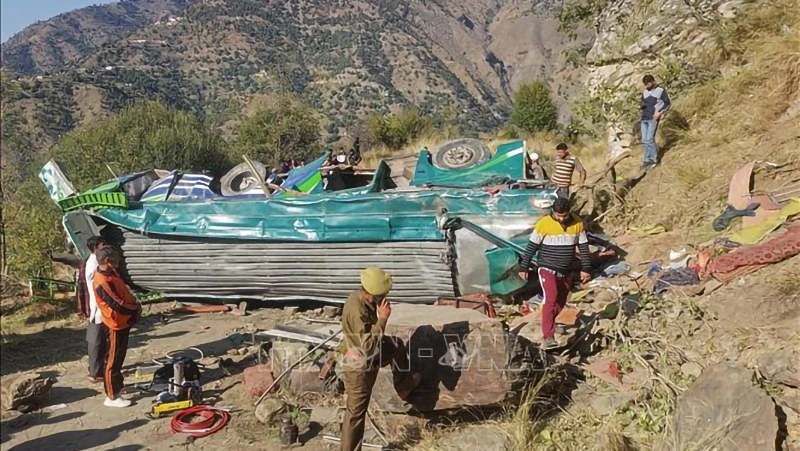 Hiện trường vụ tai nạn xe khách tại khu vực Kashmir của Ấn Độ ngày 15/11/2023. (Ảnh: AFP/TTXVN)