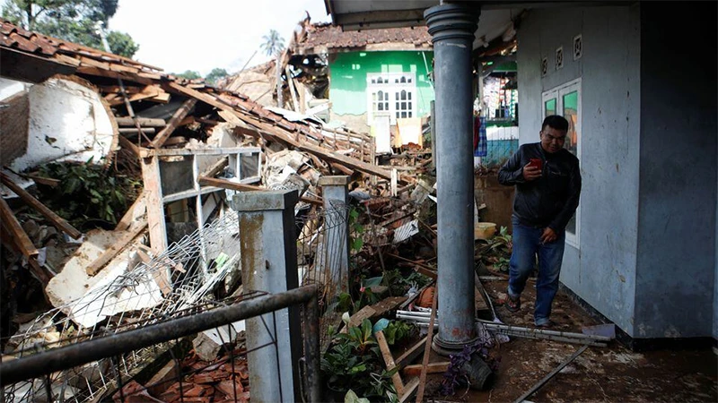 Ngôi nhà bị tàn phá sau trận động đất tại tỉnh Tây Java, Indonesia, ngày 22/11/2022. Ảnh: Reuters