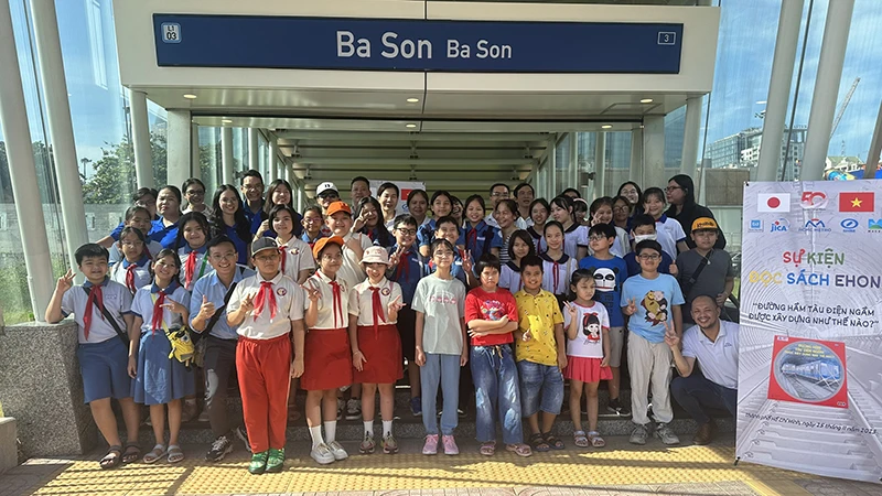 Đoàn tham quan tìm hiểu về nhà ga Ba Son thuộc tuyến metro Bến Thành-Suối Tiên.