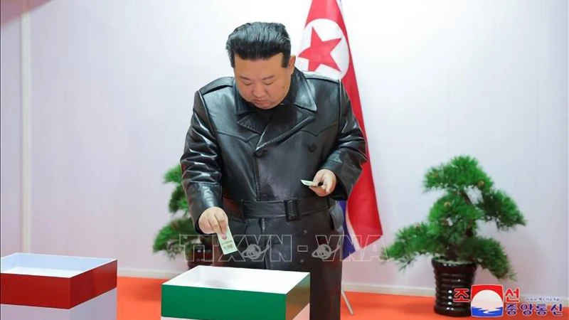 Nhà lãnh đạo Triều Tiên Kim Jong-un bỏ phiếu bầu cử địa phương tại điểm bầu cử ở tỉnh Nam Hamgyong, ngày 26/11/2023. Ảnh: YONHAP/TTXVN 
