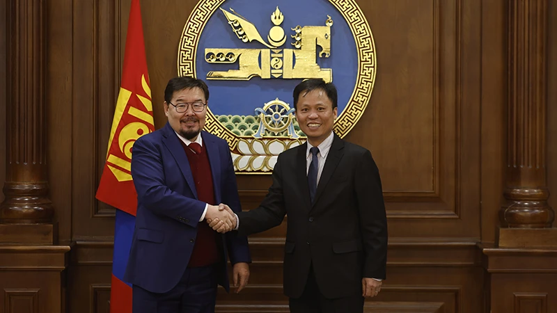 Chủ tịch Quốc hội Mông Cổ Gombojav Zandanshatar tiếp Đại sứ Việt Nam tại Mông Cổ Doãn Khánh Tâm. Ảnh do Đại sứ quán Việt Nam tại Mông Cổ cung cấp 