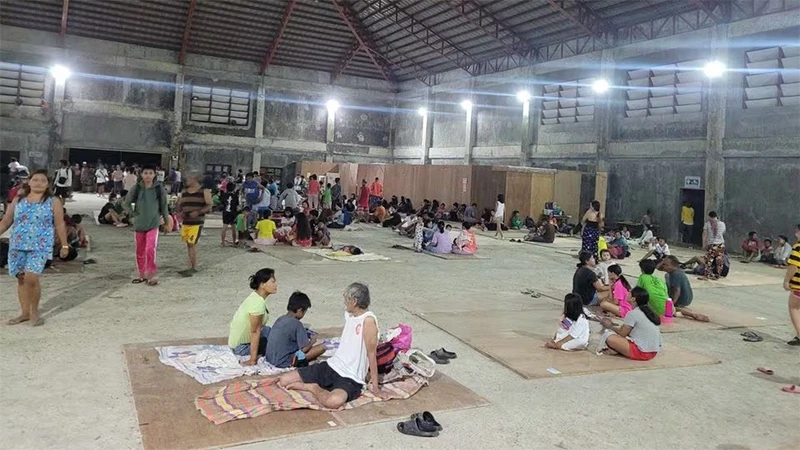 Người dân tập trung tại một trung tâm sơ tán sau khi động đất xuất hiện tại Hinatuan, tỉnh Surigao del Sur, Philippines, ngày 2/12/2023. Ảnh: Reuters